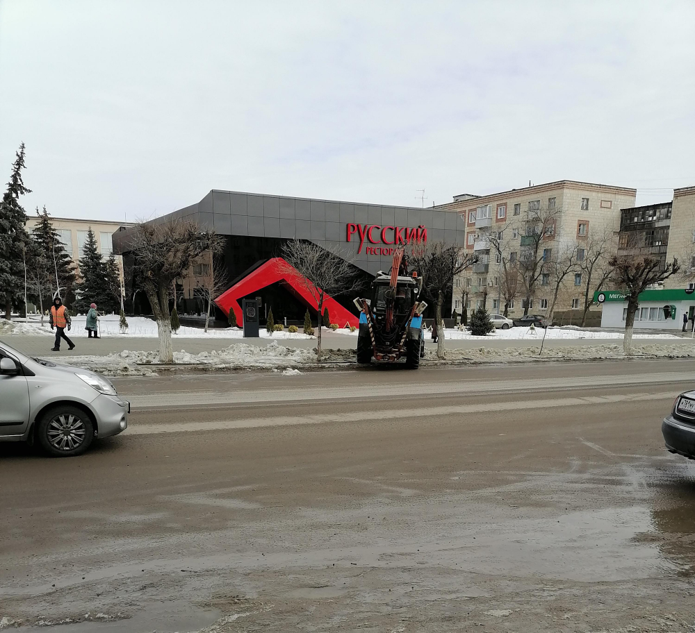 В Камышине службы благоустройства решили не ждать, когда грязный снег растает сам, и вывозят его с центральных улиц В Камышине службы благоустройства решили не ждать, когда грязный снег растает сам, и вывозят его с центральных улиц