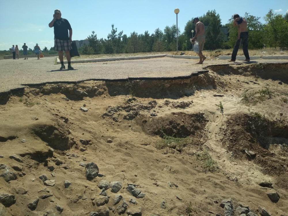 Уродливая промоина не дает камышанам пройти на пляж, который числится в рапорте администрации полностью подготовленным к купальному сезону Уродливая промоина не дает камышанам пройти на пляж, который числится в рапорте администрации полностью подготовленным к купальному сезону