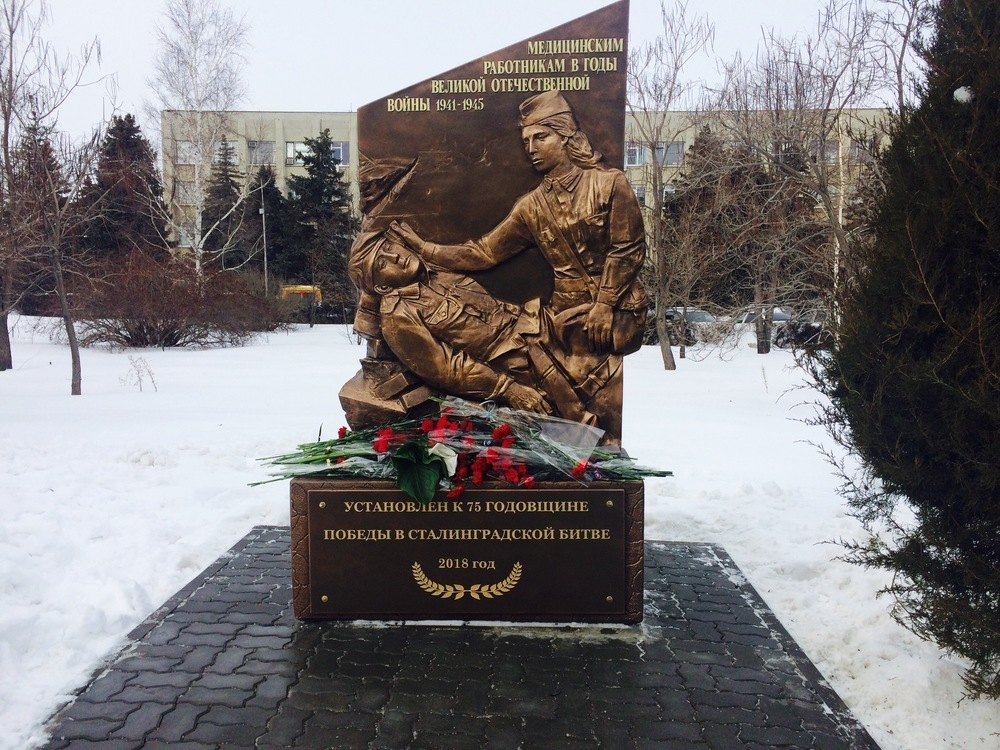 В Камышине в Парке Победы горожане кладут цветы к открытому памятнику военным медикам В Камышине в Парке Победы горожане кладут цветы к открытому памятнику военным медикам