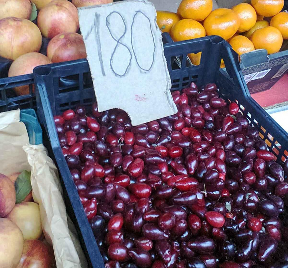 На рынки Камышина откуда-то завезли бруснику и кизил На рынки Камышина откуда-то завезли бруснику и кизил
