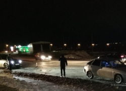 В Камышине у "кольца" третьего городка молодой водитель на BMW отправил в больницу женщину и девочку В Камышине у "кольца" третьего городка молодой водитель на BMW отправил в больницу женщину и девочку