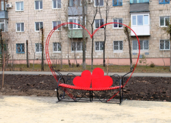 Камышане обсуждают в соцсетях появившуюся на Аллее любви на улице Терешковой "скамейку примирения" Камышане обсуждают в соцсетях появившуюся на Аллее любви на улице Терешковой "скамейку примирения"
