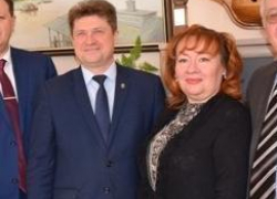 Медиахолдинг Камышина стал единственным муниципальным учреждением в городе, в котором заместитель директора получает зарплату в четыре с половиной раза меньше директора Медиахолдинг Камышина стал единственным муниципальным учреждением в городе, в котором заместитель директора получает зарплату в четыре с половиной раза меньше директора