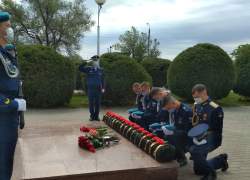 В Камышине к памятнику Алексею Маресьеву прибыли командир 56-й ОДШБР, воины-десантники, спикер Камышинской городской думы В Камышине к памятнику Алексею Маресьеву прибыли командир 56-й ОДШБР, воины-десантники, спикер Камышинской городской думы