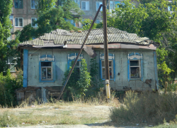Камышинская избушка на курьих ножках портит весь вид четвертого микрорайона Камышинская избушка на курьих ножках портит весь вид четвертого микрорайона
