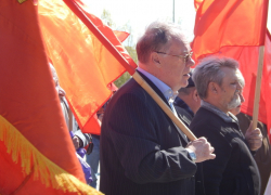 "Первомай полощется в наших знаменах; ура, товарищи!" - коммунисты Камышина провели митинг на площади Павших борцов "Первомай полощется в наших знаменах; ура, товарищи!" - коммунисты Камышина провели митинг на площади Павших борцов