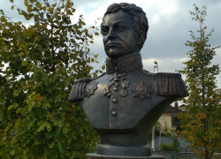 В Камышине на постаменты воздвигнуты бюсты известных камышан - мецената и полководца, цена вопроса на афишируется В Камышине на постаменты воздвигнуты бюсты известных камышан - мецената и полководца, цена вопроса на афишируется