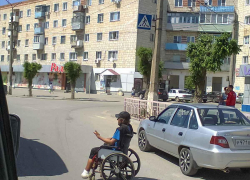 Водители в шоке: между машин на Ленина протискивается на коляске инвалид и еще рукой всем машет! - камышанин Водители в шоке: между машин на Ленина протискивается на коляске инвалид и еще рукой всем машет! - камышанин