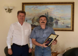 Волгоградский скульптор, создавший бюсты знаменитых камышан, получил памятный знак "За заслуги перед городом Камышином" Волгоградский скульптор, создавший бюсты знаменитых камышан, получил памятный знак "За заслуги перед городом Камышином"