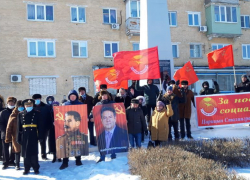 В Камышине активисты двух политических движений, считающие своей главной идеологией патриотизм, пришли 23 февраля с цветами к городским мемориалам В Камышине активисты двух политических движений, считающие своей главной идеологией патриотизм, пришли 23 февраля с цветами к городским мемориалам