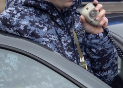 В Камышине росгвардейцы "вычислили" 25-летнюю воровку, похитившую банковскую карту у пенсионера и истратившего с нее на себя деньги В Камышине росгвардейцы "вычислили" 25-летнюю воровку, похитившую банковскую карту у пенсионера и истратившего с нее на себя деньги