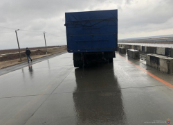 На московской трассе КАМАЗ налетел на бетонные блоки и "по инерции" снес отечественную легковушку На московской трассе КАМАЗ налетел на бетонные блоки и "по инерции" снес отечественную легковушку