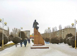 В Камышине в доме на улице Некрасова обнаружен труп женщины с колото-резаными ранами В Камышине в доме на улице Некрасова обнаружен труп женщины с колото-резаными ранами