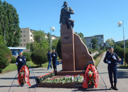 В Камышине у памятника легендарному земляку летчику-асу Алексею Маресьеву прозвучали залпы оружейного салюта В Камышине у памятника легендарному земляку летчику-асу Алексею Маресьеву прозвучали залпы оружейного салюта