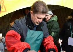 В программе Масленицы в Камышине вновь запланирована площадка, где соревнуются в кухонном мастерстве высокопоставленные чиновники В программе Масленицы в Камышине вновь запланирована площадка, где соревнуются в кухонном мастерстве высокопоставленные чиновники