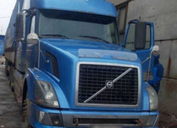 Любитель бренда Volvo присмотрел себе грузовичок и "позаимствовал" его прямо с дороги Любитель бренда Volvo присмотрел себе грузовичок и "позаимствовал" его прямо с дороги
