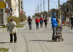 Самоизоляция в Камышине: аптеки оклеены извинениями, что нет масок, а мам с малышами и молодежь потянуло на прогулки Самоизоляция в Камышине: аптеки оклеены извинениями, что нет масок, а мам с малышами и молодежь потянуло на прогулки