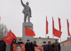 В Камышине к памятнику Ленину пришли представители движения "За новый социализм" вспомнить Иосифа Сталина в день рождения генсека В Камышине к памятнику Ленину пришли представители движения "За новый социализм" вспомнить Иосифа Сталина в день рождения генсека