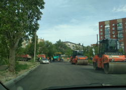 В Камышине на отремонтированном участке улицы Терешковой начали укладывать новый асфальт В Камышине на отремонтированном участке улицы Терешковой начали укладывать новый асфальт
