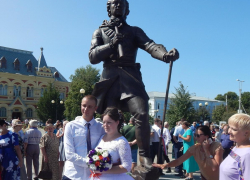 Первенство в ТОПе-5 мест в Камышине, где любят фотографироваться влюбленные, захватил памятник Петру Первому Первенство в ТОПе-5 мест в Камышине, где любят фотографироваться влюбленные, захватил памятник Петру Первому