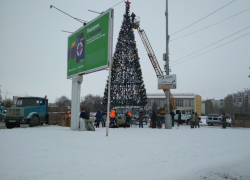 Главная елка Камышина в этом году простояла рекордное количество дней и была разобрана только сегодня Главная елка Камышина в этом году простояла рекордное количество дней и была разобрана только сегодня