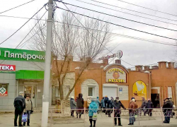 Разрастающаяся очередь у "куриного" магазина в Камышине как показатель падения доходов горожан Разрастающаяся очередь у "куриного" магазина в Камышине как показатель падения доходов горожан