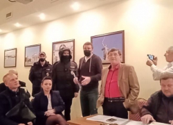 Анатолий Ярмолович: «Вот что хотел бы сказать камышанам по поводу партийной конференции с участием… полиции» (ВИДЕО) Анатолий Ярмолович: «Вот что хотел бы сказать камышанам по поводу партийной конференции с участием… полиции» (ВИДЕО)