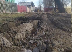 Жители улицы Нижней в Камышине просят авторов колеи оставить свои джипы и показать, как горожане должны преодолевать их творение Жители улицы Нижней в Камышине просят авторов колеи оставить свои джипы и показать, как горожане должны преодолевать их творение