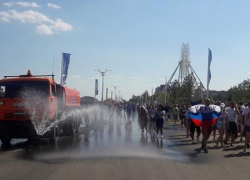 В Волгограде поливальные машины провели перед матчем купание в питьевой воде для болельщиков как процедуру "антижара" В Волгограде поливальные машины провели перед матчем купание в питьевой воде для болельщиков как процедуру "антижара"