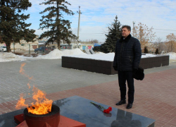Станислав Зинченко обнажил голову перед мемориалом погибшим в Камышине Станислав Зинченко обнажил голову перед мемориалом погибшим в Камышине