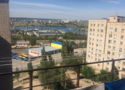 В Камышине на 11 квартале выпала из окна 3-летняя малышка В Камышине на 11 квартале выпала из окна 3-летняя малышка