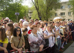 Камышане обращают внимание властей города, что парады на площади Павших борцов смотреть крайне неудобно Камышане обращают внимание властей города, что парады на площади Павших борцов смотреть крайне неудобно