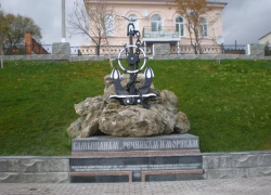 В Камышине памятный знак морякам и речникам потерял одну из своих чаек В Камышине памятный знак морякам и речникам потерял одну из своих чаек