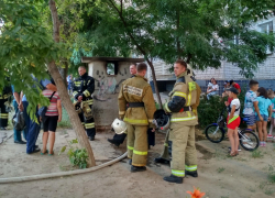 В Камышине во дворе многоэтажек в пятом микрорайоне собралась толпа вокруг пожарных, прибывших по срочному вызову В Камышине во дворе многоэтажек в пятом микрорайоне собралась толпа вокруг пожарных, прибывших по срочному вызову