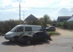 В Камышине в районе дамбы третьего городка столкнулись автомобили, двигающиеся в попутном направлении В Камышине в районе дамбы третьего городка столкнулись автомобили, двигающиеся в попутном направлении