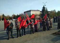 В Камышине по случаю годовщины Октябрьской революции коммунисты собрались на митинг В Камышине по случаю годовщины Октябрьской революции коммунисты собрались на митинг