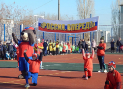 В Камышине мальчишки и девчонки сходу обжили подаренную им спортплощадку В Камышине мальчишки и девчонки сходу обжили подаренную им спортплощадку