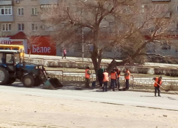 В Камышине дорожники начали "выдувать" прямоугольники для асфальтовых латок на улице Некрасова В Камышине дорожники начали "выдувать" прямоугольники для асфальтовых латок на улице Некрасова