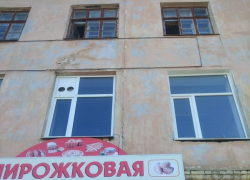 В Камышине после сноса перегородок новым собственником бывшего профилактория ХБК здание треснуло В Камышине после сноса перегородок новым собственником бывшего профилактория ХБК здание треснуло