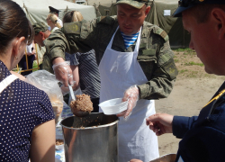 В городском парке Камышина за главным деликатесом праздничных гуляний - "солдатской кашей" выстроилась огромная очередь В городском парке Камышина за главным деликатесом праздничных гуляний - "солдатской кашей" выстроилась огромная очередь