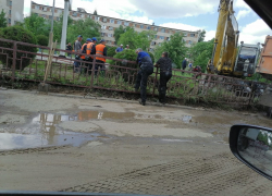 В Камышине река из прорвавшихся коммуникаций течет от памятника Маресьеву к третьему микрорайону В Камышине река из прорвавшихся коммуникаций течет от памятника Маресьеву к третьему микрорайону