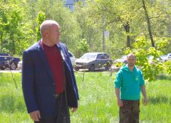 Спикер Камышинской городской думы Владимир Пономарев с лопатой влился в ряды "зеленых" в Камышине Спикер Камышинской городской думы Владимир Пономарев с лопатой влился в ряды "зеленых" в Камышине