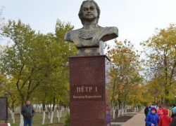 Во время торжеств в связи с 90-летием Камышинского района в городе Петров Вал открыли бюст российского самодержца Во время торжеств в связи с 90-летием Камышинского района в городе Петров Вал открыли бюст российского самодержца