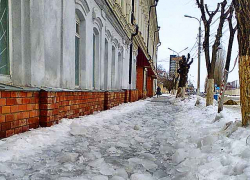 Власти Камышина показали, как должен быть вычищен тротуар в распутицу у здания администрации, и как - в других местах Власти Камышина показали, как должен быть вычищен тротуар в распутицу у здания администрации, и как - в других местах