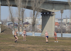 Азартные камышане в первый теплый день играли в волейбол в плавках и топлес крутили "солнце" на турнике Азартные камышане в первый теплый день играли в волейбол в плавках и топлес крутили "солнце" на турнике