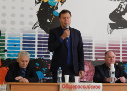 Депутат Госдумы от КПРФ Николай Арефьев встретился с камышанами и заявил, что во всех их бедах виновата "Единая Россия" Депутат Госдумы от КПРФ Николай Арефьев встретился с камышанами и заявил, что во всех их бедах виновата "Единая Россия"