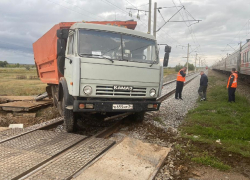 Прокуратура на транспорте проверяет, почему в Волгоградской области столкнулись пассажирский поезд и КАМАЗ Прокуратура на транспорте проверяет, почему в Волгоградской области столкнулись пассажирский поезд и КАМАЗ