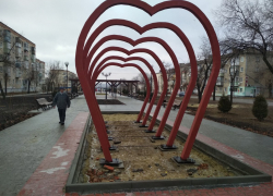В Камышине то ли из-за слякоти, то ли из-за недоделок власти города тайно отменили открытие Аллеи Любви на улице Терешковой В Камышине то ли из-за слякоти, то ли из-за недоделок власти города тайно отменили открытие Аллеи Любви на улице Терешковой