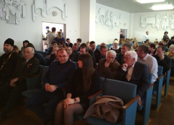 Глава Камышина, отчитываясь перед горожанами, пообещал обратить внимание на "унылую" площадь имени Героя России Александра Колгатина Глава Камышина, отчитываясь перед горожанами, пообещал обратить внимание на "унылую" площадь имени Героя России Александра Колгатина