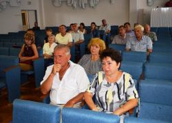 В фотообъектив местных хроникеров попал пустой зал на торжестве в честь Дня строителя - некому строить в Камышине или нечего? В фотообъектив местных хроникеров попал пустой зал на торжестве в честь Дня строителя - некому строить в Камышине или нечего?